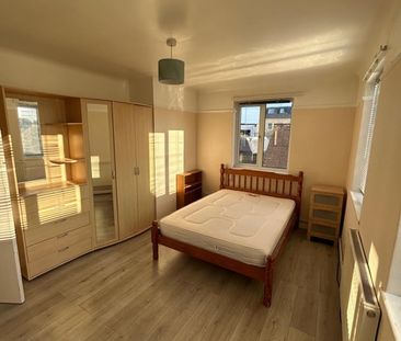2 Bed Flat, Elms Court, SW19 - Photo 5