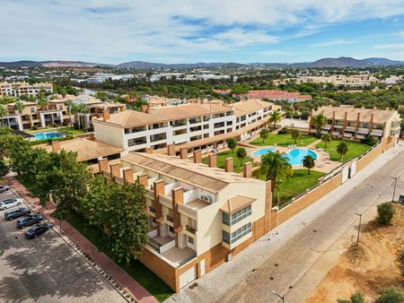 Elegante moradia geminada com 4 quartos, piscina, jardins e garagem privada em Vilamoura - Photo 3