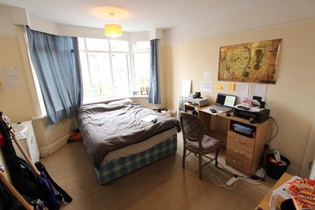 4 bedroom end of terrace house to rent - Photo 2