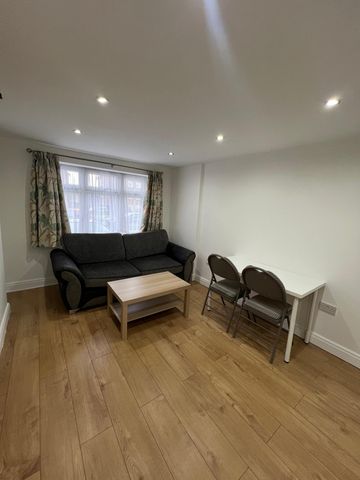 Imperial Drive, Harrow - Photo 3