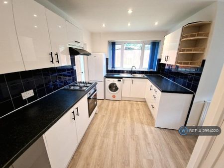3 bedroom semi-detached house to rent - Photo 5