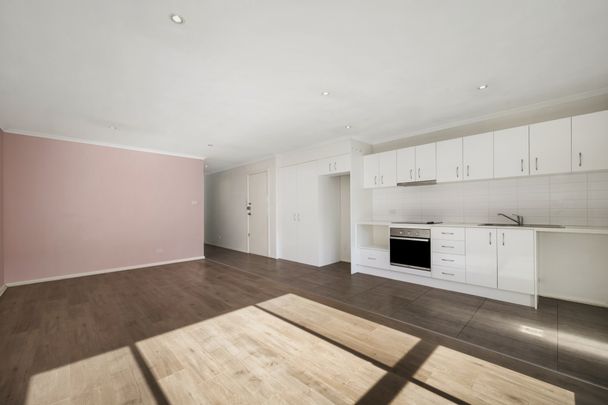 Sunny 1 Bedroom Townhouse with Courtyard - Photo 1