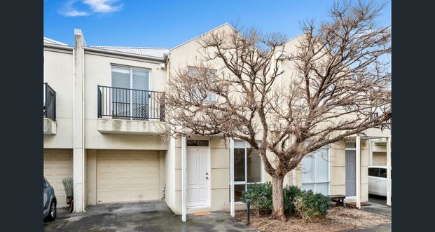 Light filled townhouse in a Premium Location! - Photo 1