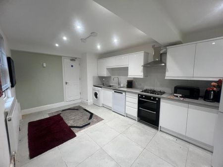 3 bedroom end of terrace house to rent - Photo 2