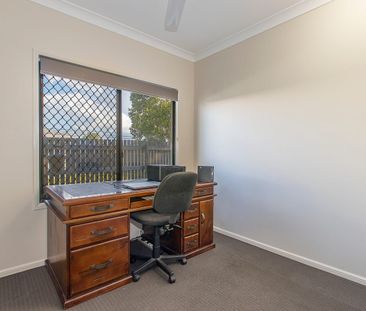 SPACIOUS FAMILY LIVING + MEDIA ROOM + SOLAR + NO REAR NEIGHBOURS - Photo 2