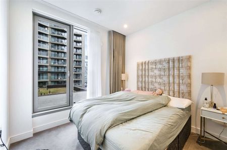 A stunning, seventh floor one bedroom apartment in this brand new development in a central position within Canary Wharf. - Photo 4