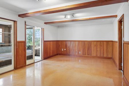 Charming Family Home in Quiet Street - Photo 5