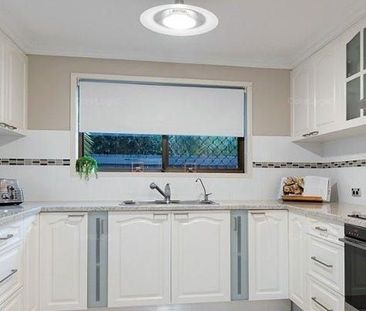 Stylish & Convenient and Spacious 5 bed 2 bath - Photo 5