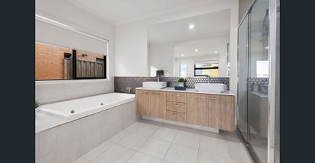 Available immediately : Spacious & Immaculately Presented Near New Low maintenance Family Home - Photo 4