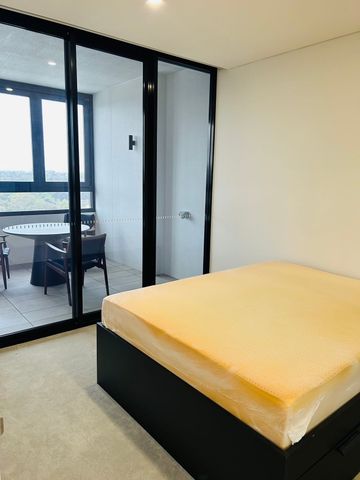 Stunning 1 bedroom apartment with Winter Garden and includes the Internet is now available!! - Photo 3