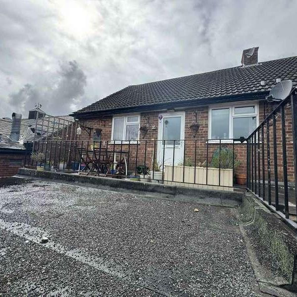 The Broadway Thatcham, RG19 - Photo 1