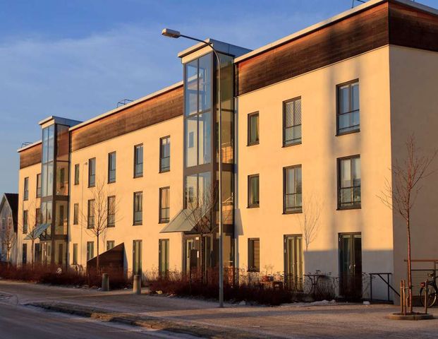 Varmhyra. Hyresgästen debiteras kostnad för hushållström genom tillägg på hyran i efterskott. - Foto 1