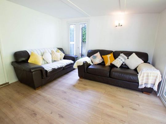 6 bedroom house to rent - Photo 1