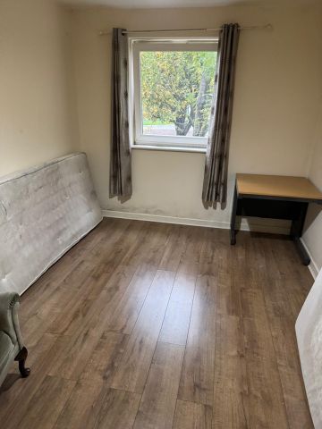 Room in a Shared House, Chamberlain Close, IG1 - Photo 3