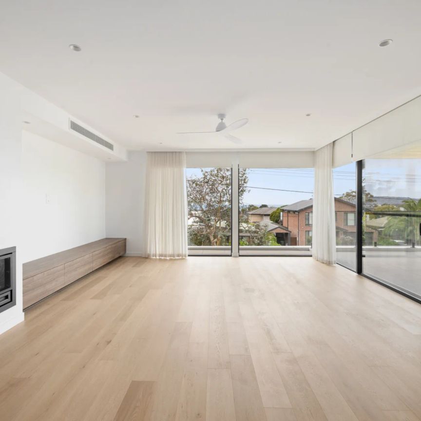 Modern elegance meets effortless styling, with the beach on your doorstep! - Photo 1