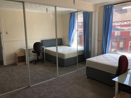 3 bedroom terraced house - Photo 2