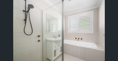 Spacious Five Bedroom Home with Modern Comforts - Photo 5