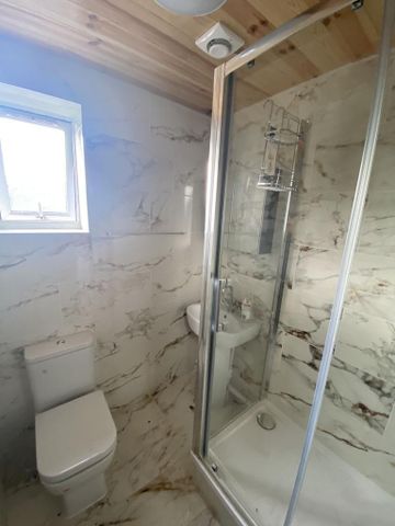 1 bedroom in a flat share to rent - Photo 4