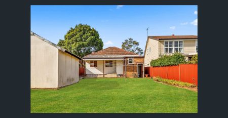 Spacious Three Bedroom Home - Photo 5