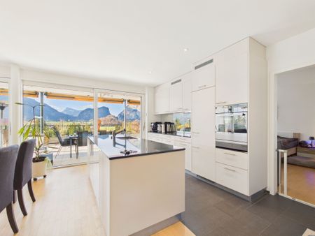 Riesige Panorama-Terrasse mit Bergsicht, Design-Küche mit Kochinsel, Einstellhallen mit E-Ladestation & Aussenparkplatz! - Photo 4