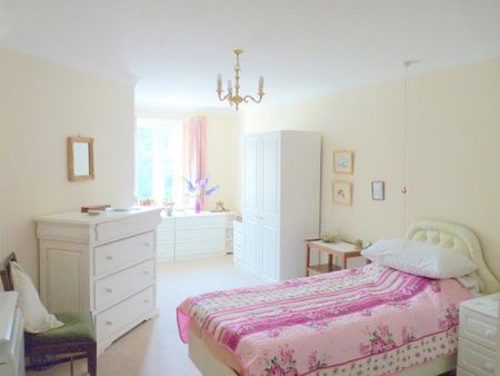 1 bedroom retirement property to rent - Photo 2