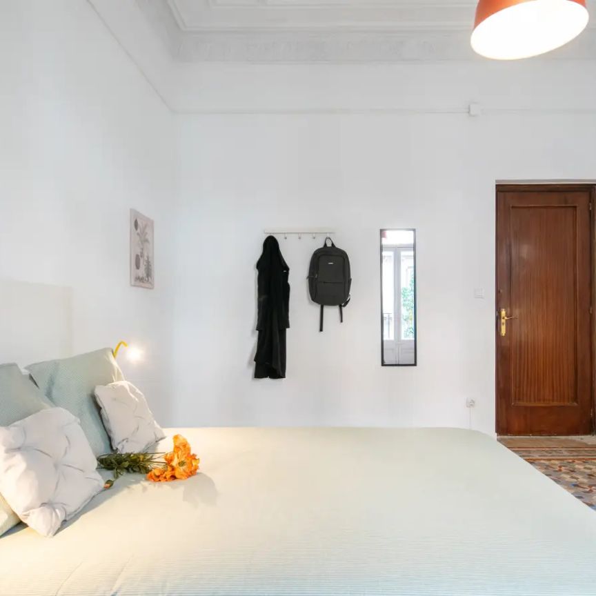 Room in a shared 6-bedroom apartment for rent in la Dreta de l'Eixample, professionals only. - Photo 1