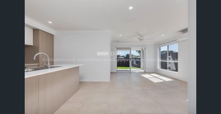 As new four bedroom duplex - Photo 5
