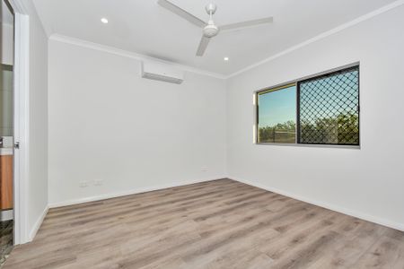 IMMACULATE MODERN HOME IN ONE OF ZUCCOLI'S MOST DESIRABLE POCKETS! - Photo 4