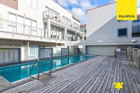Excellent 1-Bedroom Apartment: Pool Access, Storage & Two Car Parks in Onehunga Central (unfurnished - Photo 2