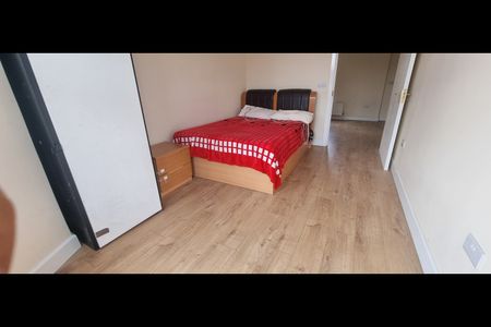 3 Bed Flat, Ilford Lane, IG1 - Photo 2