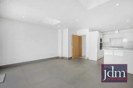 4 bedroom end of terrace house to rent - Photo 4