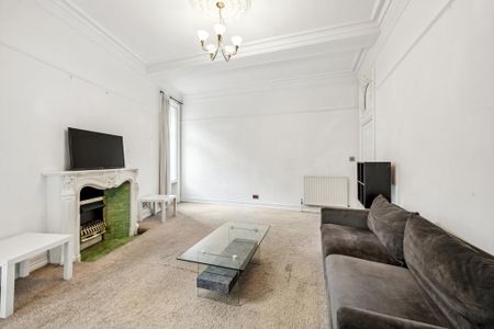 4 bedroom flat to rent - Photo 2