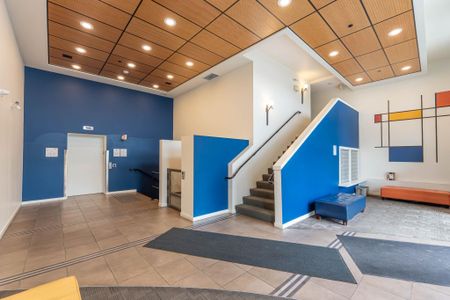 Landmark District: Lofted 1 bed+den Townhouse - Photo 4