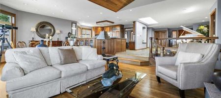 Stunning Large Home (5600sqft) located in a cul-de-sac - Photo 2