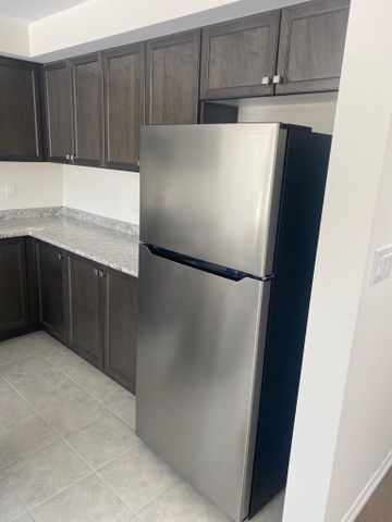 For Lease - 120 Esther Crescent, Thorold, Ontario - Photo 2