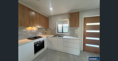 Three Bedroom Granny Flat - Walk to Station - Photo 2