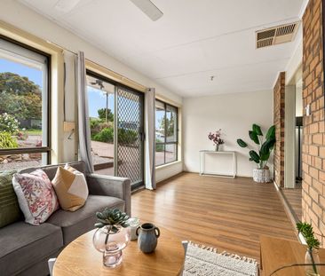 Neat & Comfortable Home in Peaceful Huntfield Heights - Photo 3