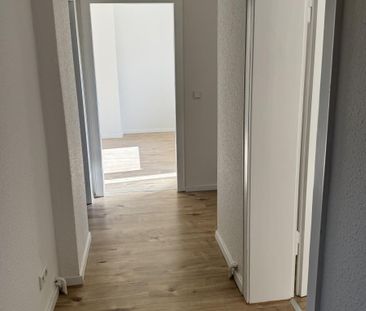 Freshly renovated 3-room apartment with balcony - Photo 1