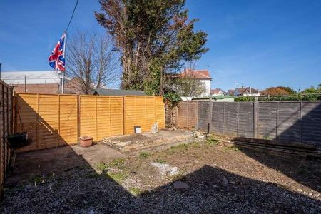 St. Marks Avenue, Northfleet, Gravesend, Kent, DA11 - Photo 4