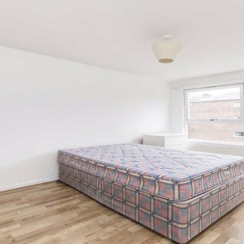 Modern recently refurbished spacious two bed mins to Regents Park - Photo 1