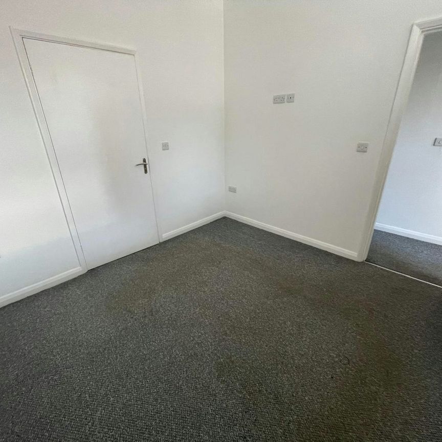 Flat to rent on - Photo 1