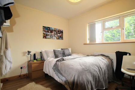 4 bedroom flat to rent - Photo 4