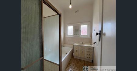 Prime Location! - Photo 4