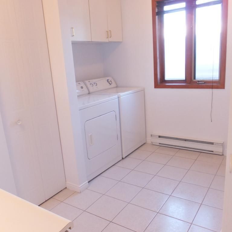 BEAU 4 1/2 PRÈS U DE SHERBROOKE - IMPECCABLE, SÉCURITAIRE, CALME, SEMI-MEUBLÉ - Photo 1