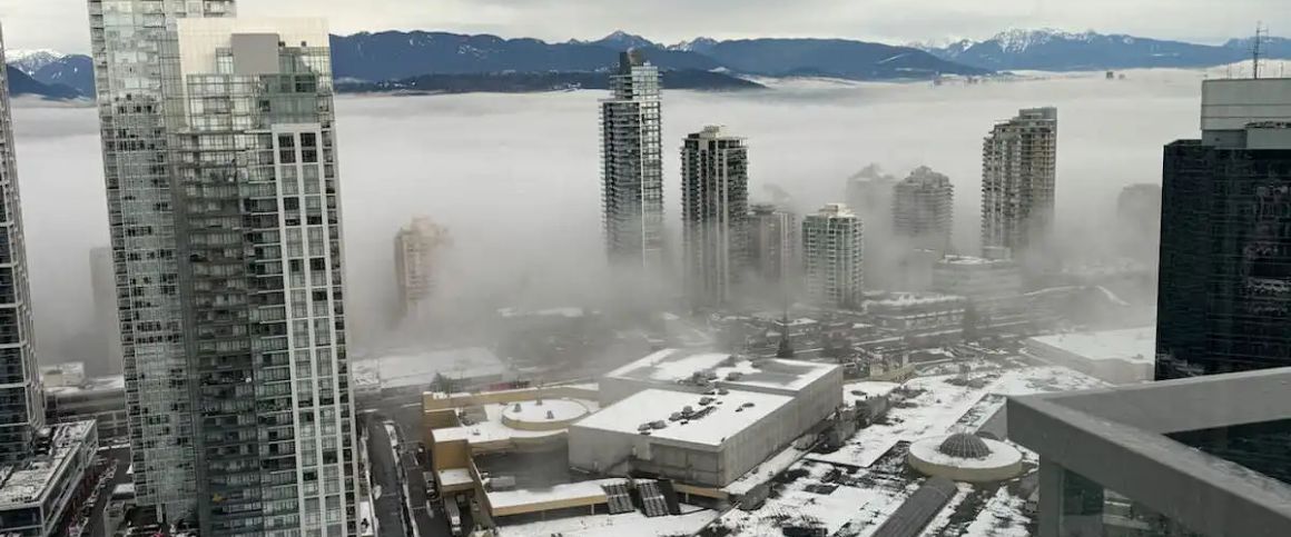 Beautiful 2 bed 2 bath sub-penhouse in Metrotown Core — 2 Bedrooms Condo Unit - Photo 1