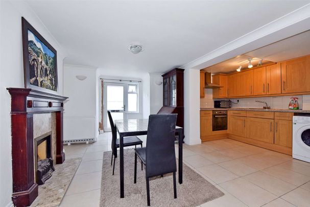 Short Let - all bills included. A spacious lower-ground floor studio flat perfect for a single person. - Photo 1