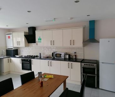 5 Bed Terraced House, Lansdowne Road, IG3 - Photo 3