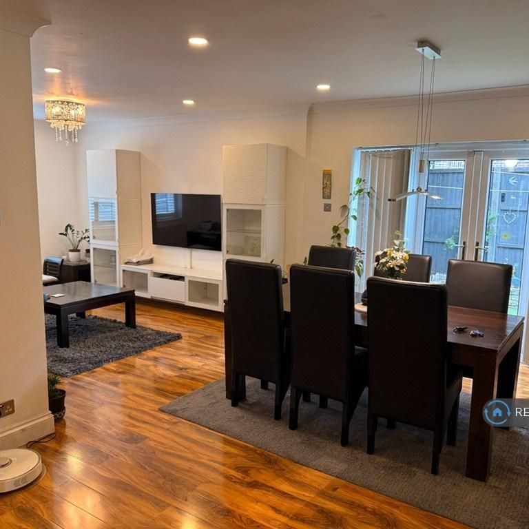 1 bedroom in a house share to rent - Photo 1