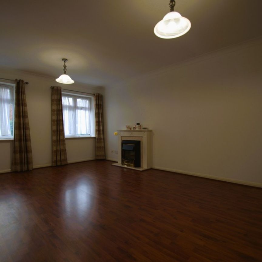 2 bedroom Ground floor flat to rent - Photo 1