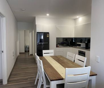 Modern & Close to Town Apartment - Photo 4